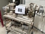 une machine qui se trouve dans un garage et sur laquelle est accrochée une pancarte