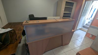 un bureau sur lequel est posé un ordinateur portable dans une pièce