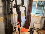 une image d'une salle de sport avec des équipements