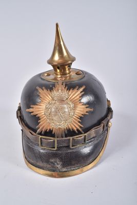 un casque noir et doré orné d'une étoile dorée
