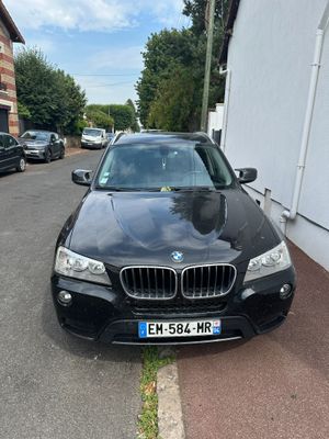 une photo d'un SUV BMW garé sur le bord de la route