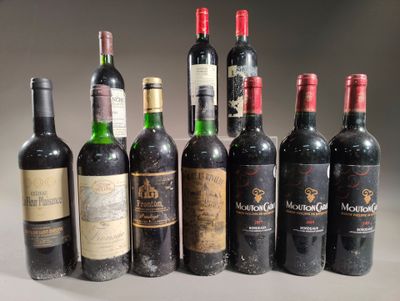 plusieurs bouteilles de vin sont alignées sur une table
