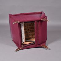Fauteuil relax garni d'un tissu violet reposant sur quatre p… (photo 4)