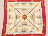 une photo d'un foulard carré rouge et blanc orné d'un motif représentant des bateaux