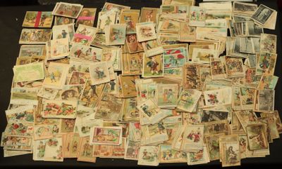 une pile de vieilles cartes postales sur une table