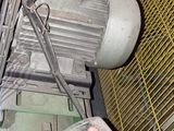 un petit climatiseur posé par terre à côté d'une cage jaune