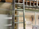 une échelle appuyée contre le mur