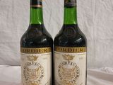 deux bouteilles de vin posées sur une table, à côté d'une étiquette de prix