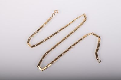 un ensemble composé d'un collier et d'un bracelet en or sur fond blanc