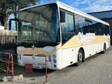 un bus blanc et jaune garé sur un parking