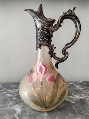 un vase avec un motif floral posé sur une table