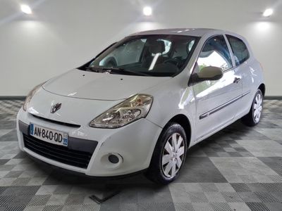 la photo d'une petite voiture blanche garée dans un garage