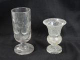 deux vases en verre posés l'un à côté de l'autre sur un fond noir