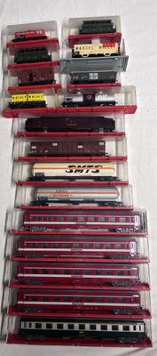 JOUEF – Lot de 17 wagons voyageurs et marchandises en boites cristal d - Photo 1