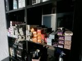 une étagère noire sur laquelle sont disposés de nombreux produits capillaires de toutes sortes