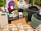 tout un tas d'articles de jardinage posés sur une table en bois