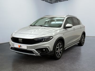 l'avant d'un SUV Honda blanc garé dans un garage