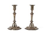 paire de chandeliers en argent sur fond blanc