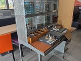 des tables et des chaises dans un restaurant, sur lesquelles est posée une vitrine en verre
