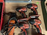 un grand nombre d'outils posés sur une table