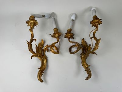 paire d'appliques murales anciennes ornées de fleurs et de feuilles