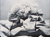 une peinture en noir et blanc représentant un bouquet de fleurs posé sur une table