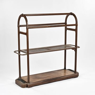 une étagère en bois surmontée de deux tablettes