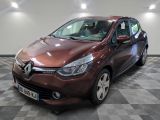 la voiture marron est garée sur un sol en damier dans le garage