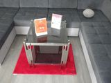 un canapé et une table dans une pièce avec un tapis rouge