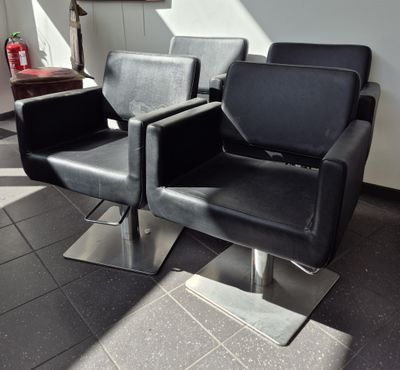 deux chaises qui sont assises ensemble dans une pièce