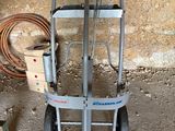un diable qui se trouve dans un garage