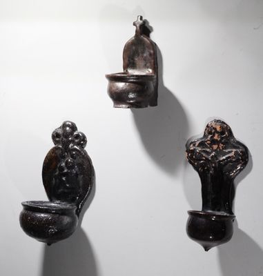 trois œuvres d'art accrochées au mur les unes à côté des autres