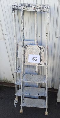 une échelle métallique sur laquelle est inscrit un numéro, devant un immeuble