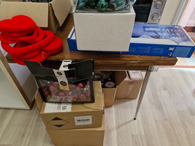 Table rectangulaire en formica et métal. On y joint une chai…