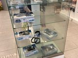 une vitrine en verre contenant divers téléphones portables