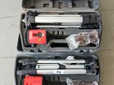 deux outils dans un coffret posé par terre