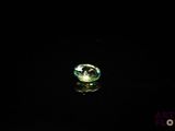 gros plan d'un diamant vert sur une surface noire