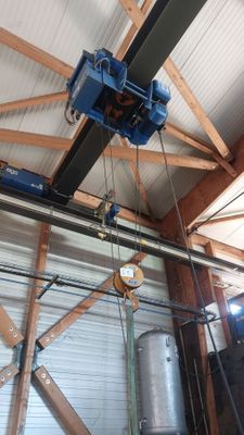 une grue suspendue au plafond d'un bâtiment