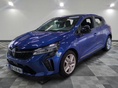 une voiture bleue garée dans un garage au sol en damier