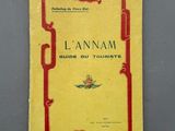 un livre jaune et rouge, orné d'une bordure rouge