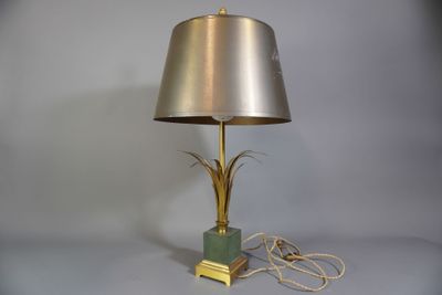 une lampe posée sur une table à côté d'une lampe