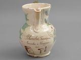 un vase blanc orné d'une carte, posé sur une table