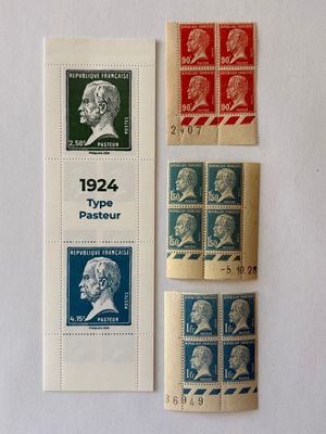 quatre types différents de timbres-poste sont représentés sur un fond blanc