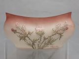 un vase orné d'un motif floral, exposé