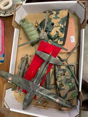 Lot de maquettes de véhicules et avions militaires (accident…