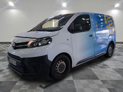 la photo d'une camionnette blanche garée dans une pièce