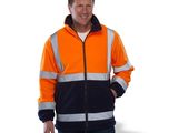 une photo d'un homme vêtu d'une veste orange et noire