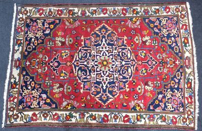 un tapis oriental orné d'un motif en médaillon sur fond bleu