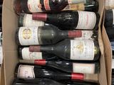 plusieurs bouteilles de vin dans une caisse sur la table