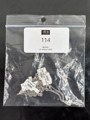 un sac contenant des bijoux en argent, muni d'une étiquette